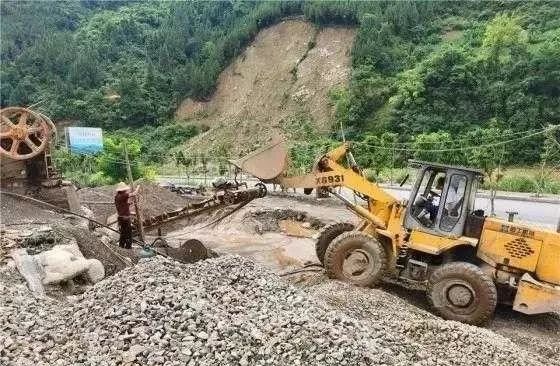 奉節(jié)一臨時碎石加工點(diǎn)違規(guī)直排污水遭嚴(yán)厲查處